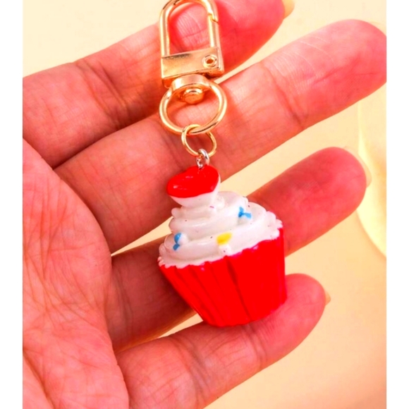 🆕️Boutique Resin Cupcake 🧁 and Metal Charm Keychain/ Purse Charm - Picture 2 of 6